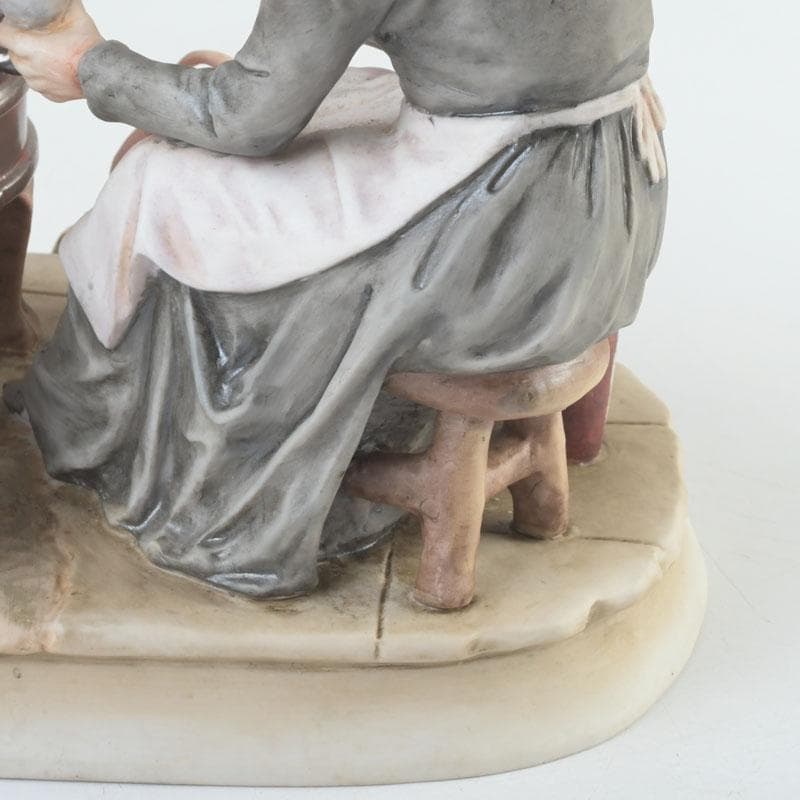 陶器人形 フィギュリン 青年と老婆 置物 C 9304A