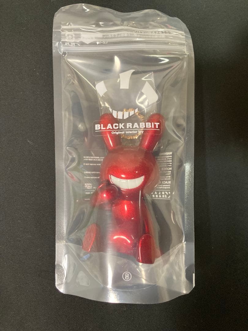 BLACK RABBiT お座り＋王冠 Candy Red