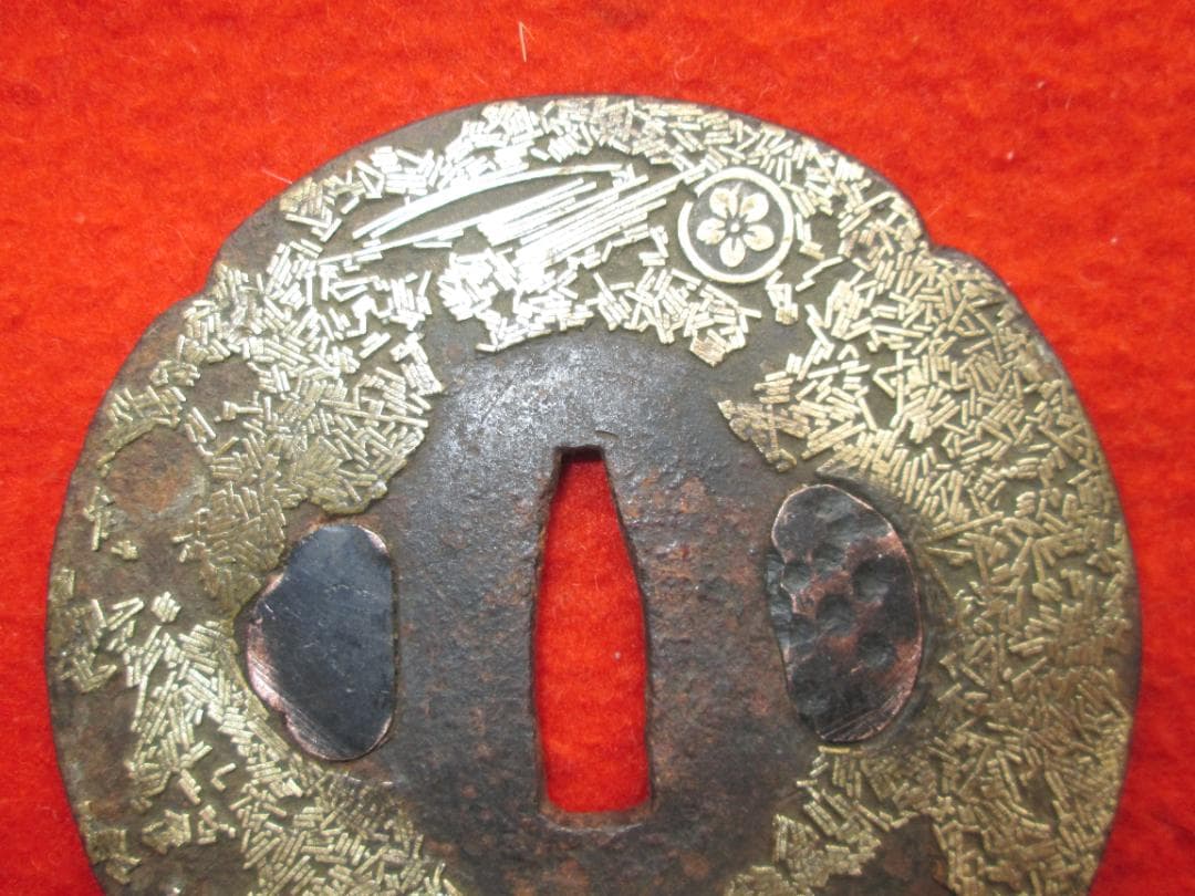 江戸期作　大鍔83mm187g　鍛鉄木瓜形鍔　吹き寄せ象嵌　家紋散らし　櫃孔埋め