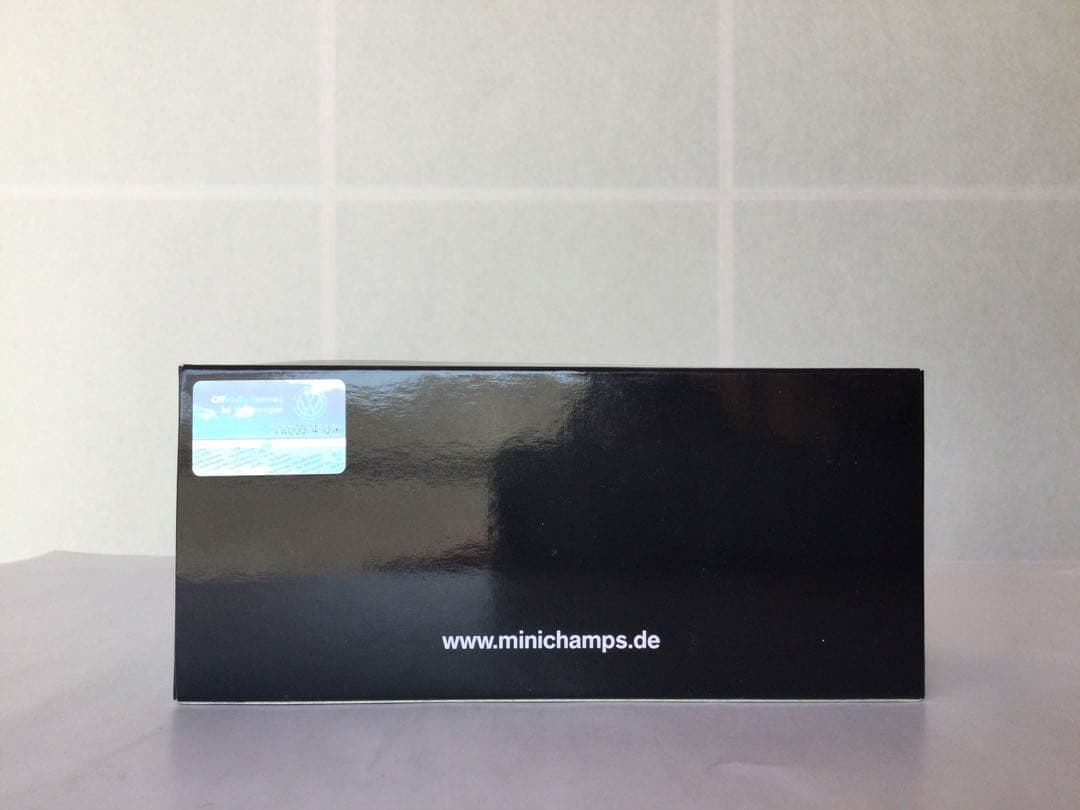 ミニチャンプス　VW Golf GTI \"Pirelli\" ミニカー 限定品