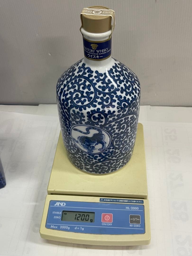 未開栓 サントリー 白州12年 ウイスキー 有田焼 染付蛸唐草寅文筒型