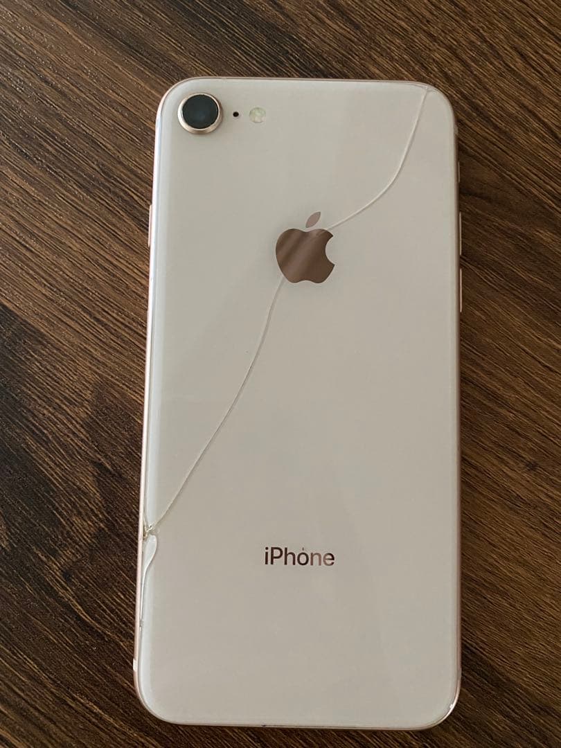 iPhone 8 ゴールド 背面ひび割れあり