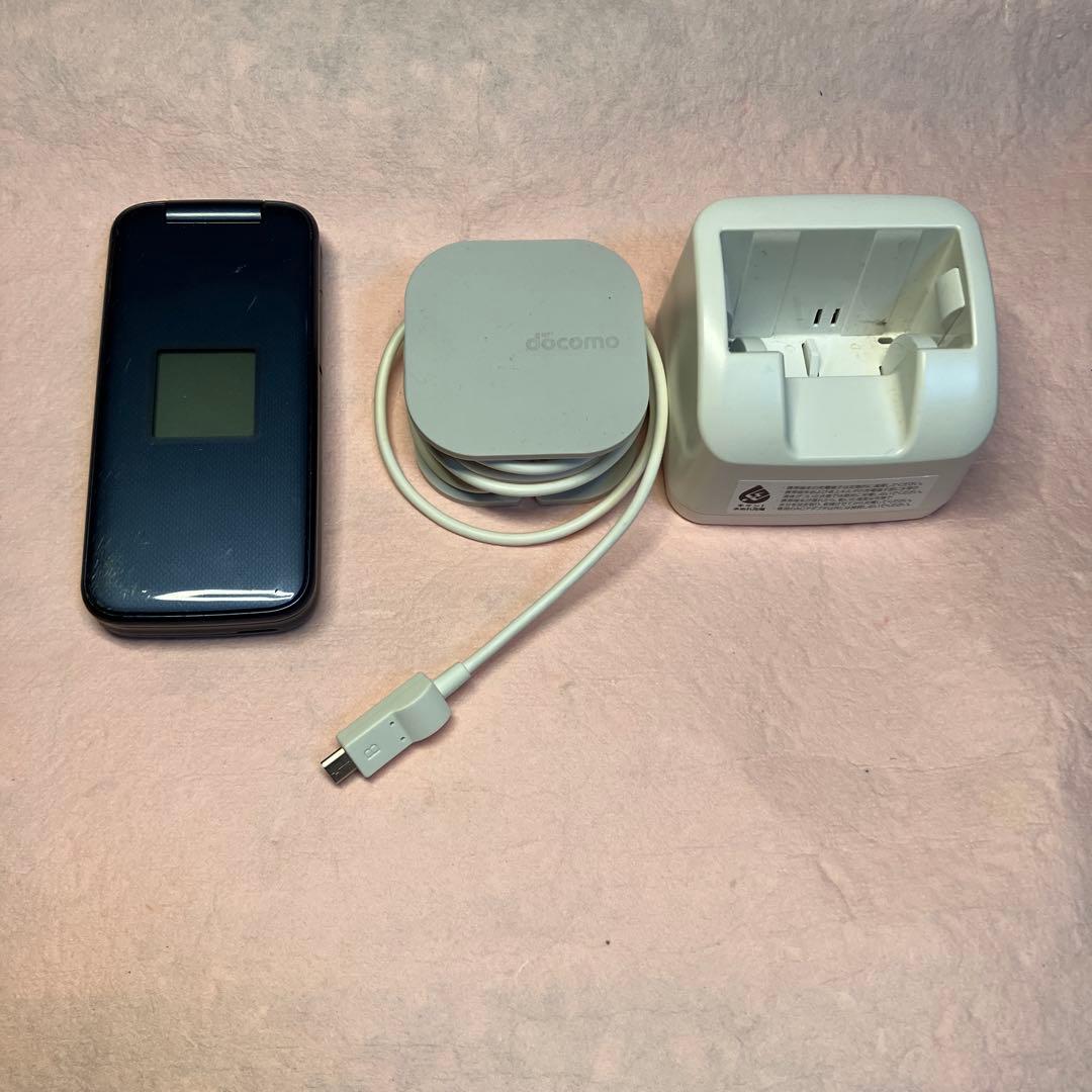 docomo F-01M ネイビー 本体と充電器