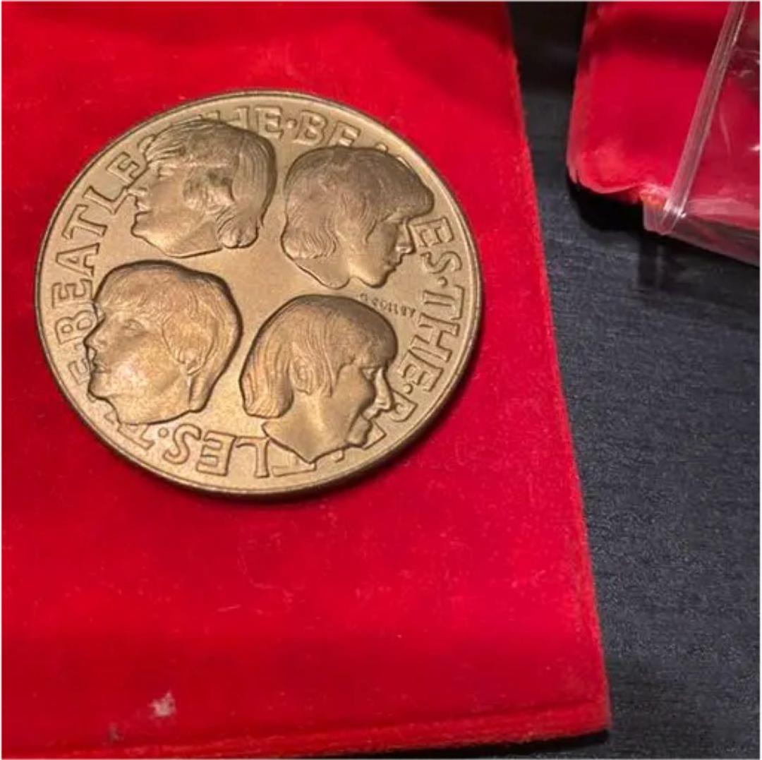 貴重な外国紙幣と硬貨のセット✨ビートルズ記念コイン付き❤️