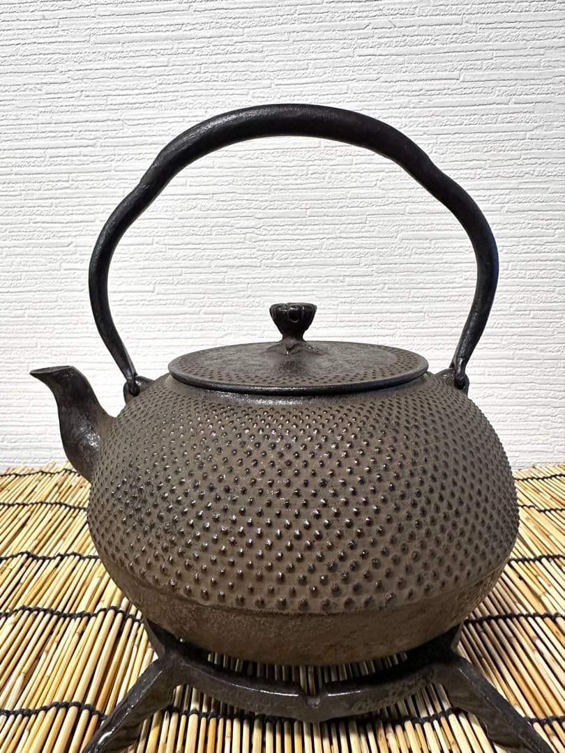 未使用品、タグ付　南部照光堂造　１８型アラレ　南部鉄瓶　南部鉄器　鉄瓶