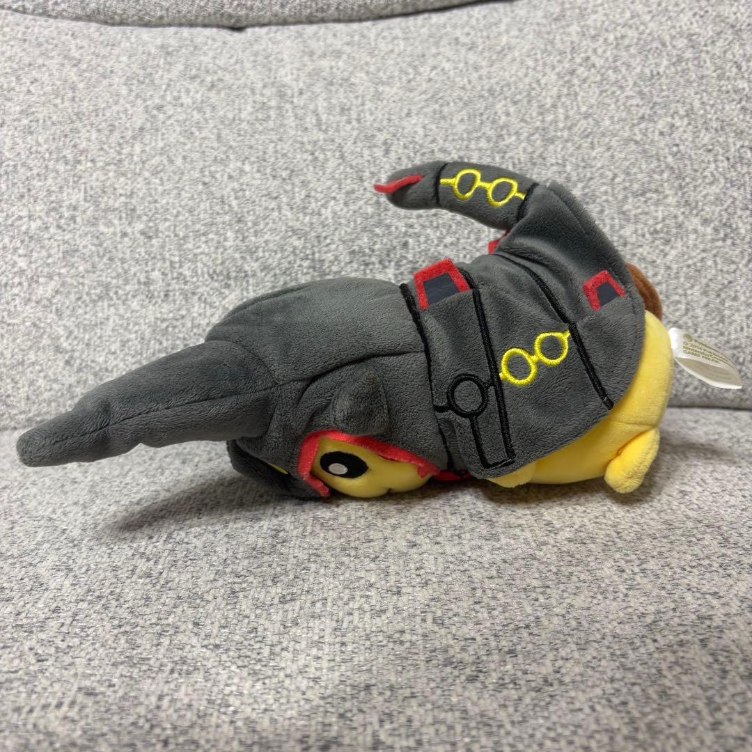 ポケモン 黒いレックウザのポンチョをきたピカチュウ ぬいぐるみ