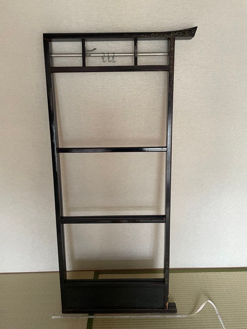 漆塗り 黒の木製衣桁 花の絵柄付き 着物掛け 着物ハンガー 衣桁 骨董