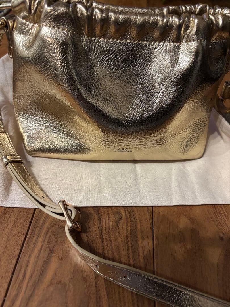 ジ*ー様 A.P.C. アーペーセー　NINONバッグ　メタリックゴールド