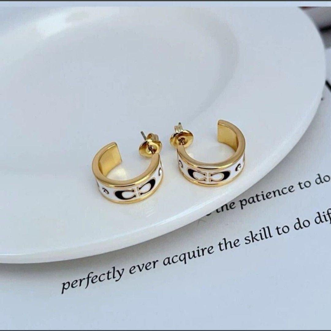 ✨新品 大特価✨コーチ シグネチャー エナメル ピアス ホワイトx