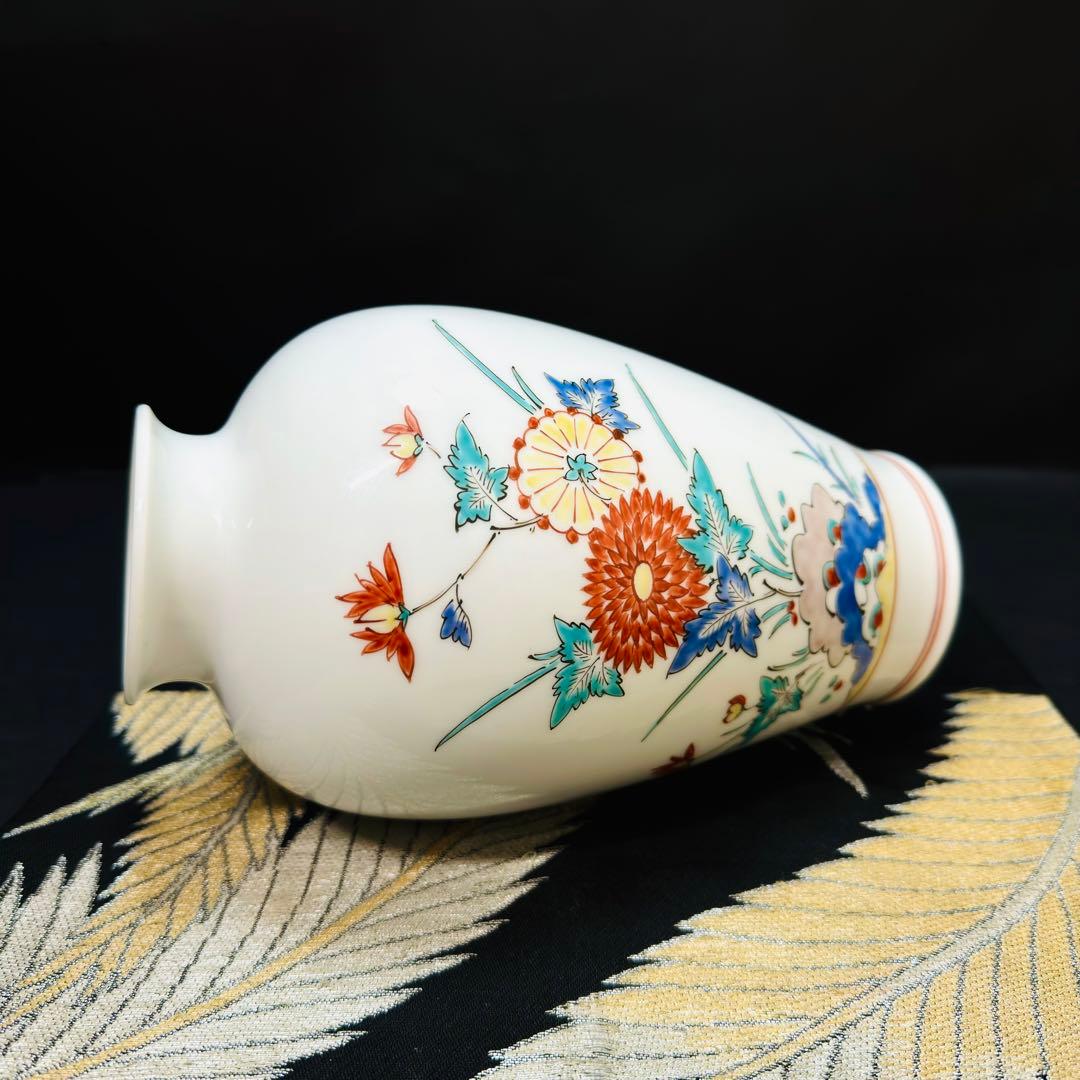 人間国宝　十三代柿右衛門　有田焼　染錦岩花草　花瓶