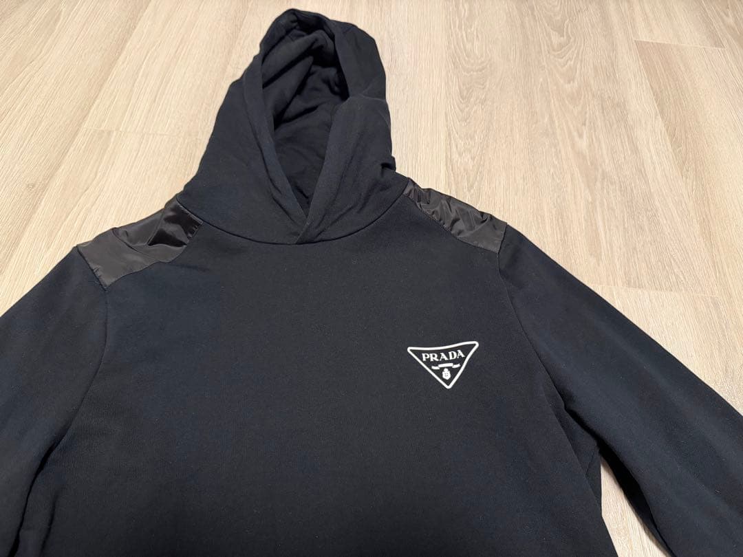 PRADAナイロン切替ロゴプリントプルオーバーパーカーブラック UJL20A
