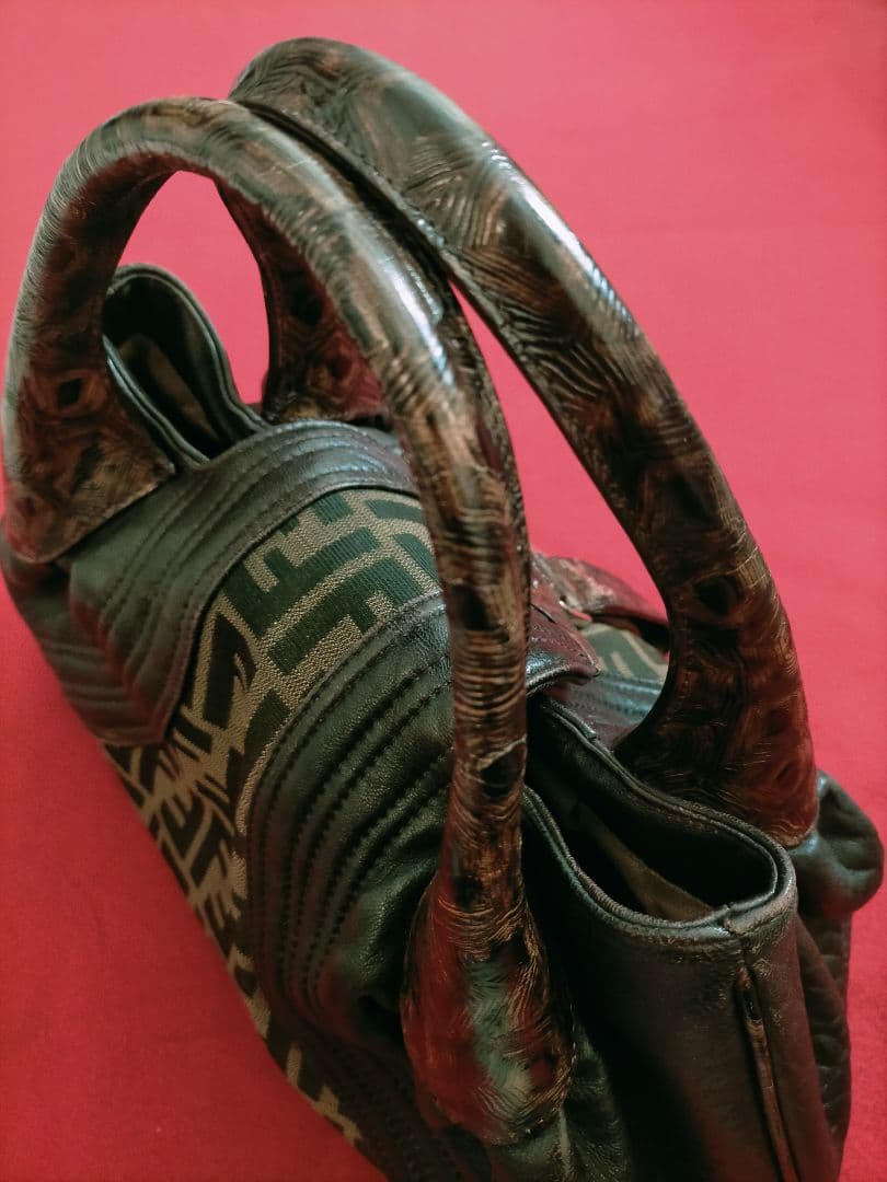 FENDI フェンディ ズッカ柄のスパイバッグ