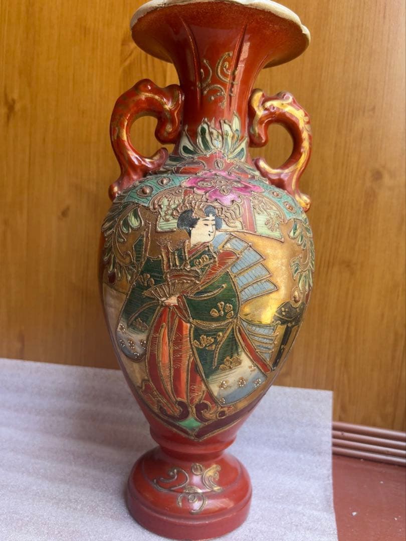 赤色の日本伝統陶器花瓶