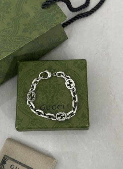 Gucci シルバー ロゴ入りチェーンブレスレット