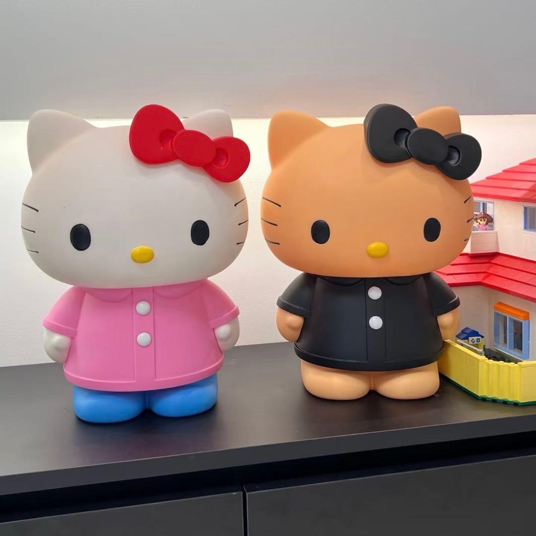 ハローキティ 黒いコート PVC貯金箱