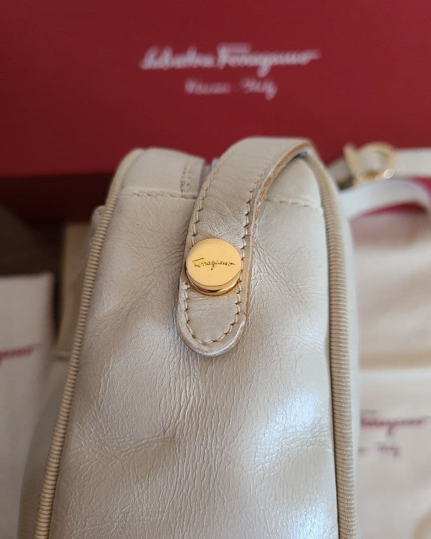 Salvatore Ferragamoショルダーバッグ 『 美品』グレージュ