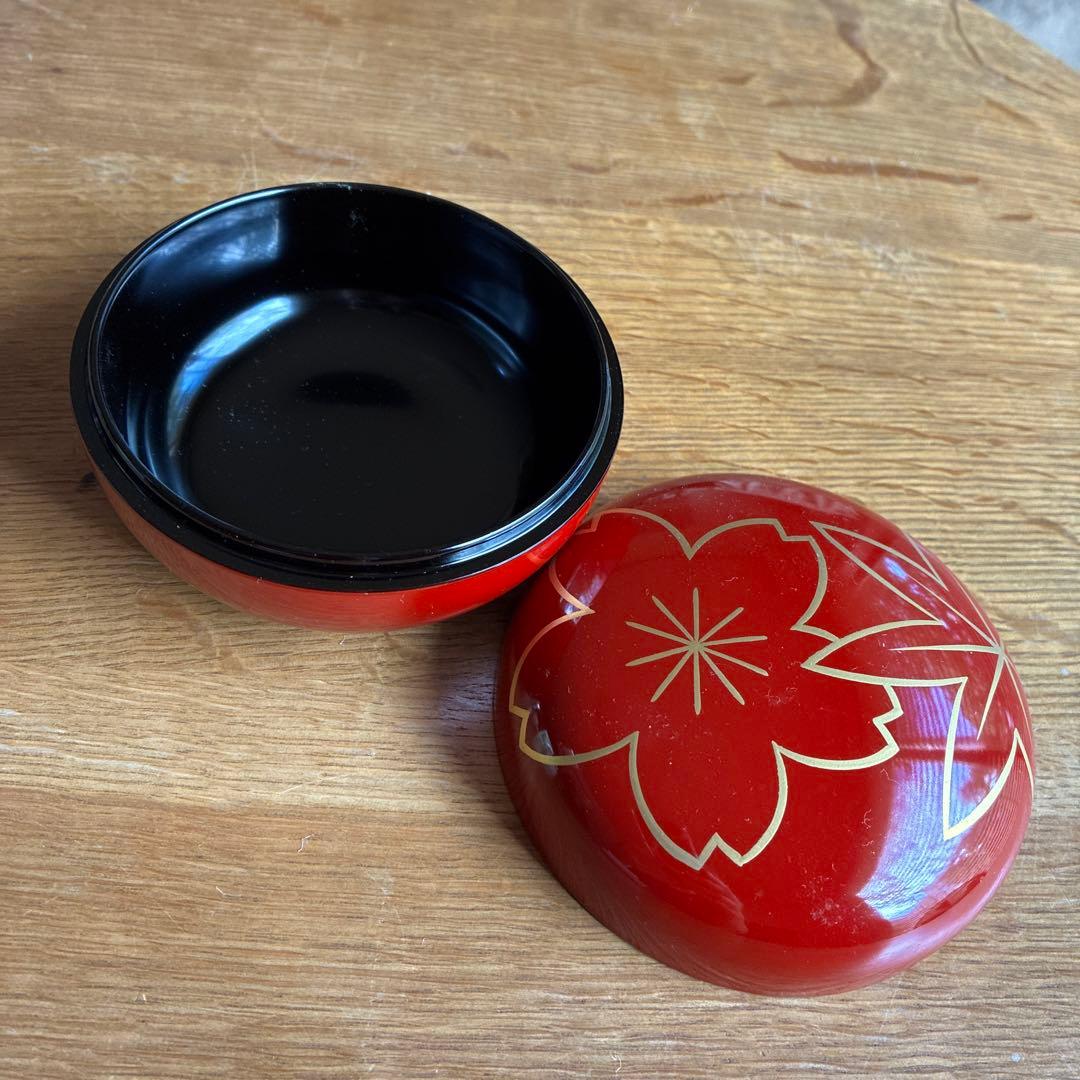 赤い桜と紅葉柄・漆器のボンボン入れ