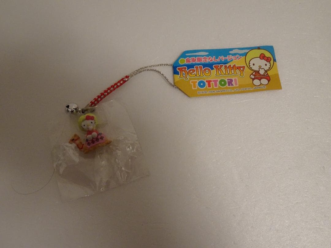 新品、未使用。ご当地限定ハローキティ根付けストラップ16個+中古2個　de-18