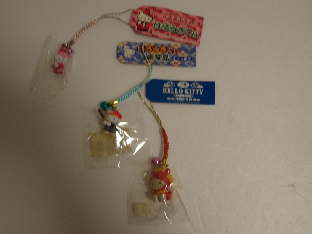 新品、未使用。ご当地限定ハローキティ根付けストラップ16個+中古2個　de-18