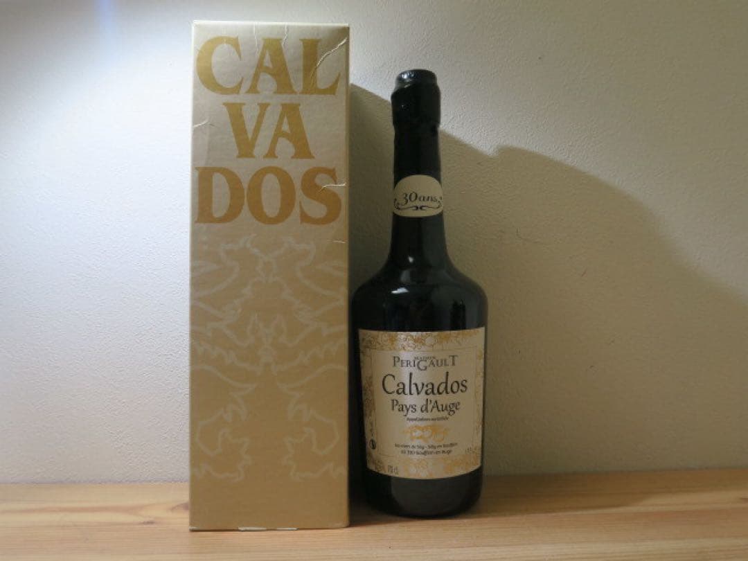 古酒 未開栓 超希少品 箱付カルヴァドス 30年40% ブランデー 700ml 古酒 未開栓 超希少品 箱付カルヴァドス 30年40% ブランデー 700ml