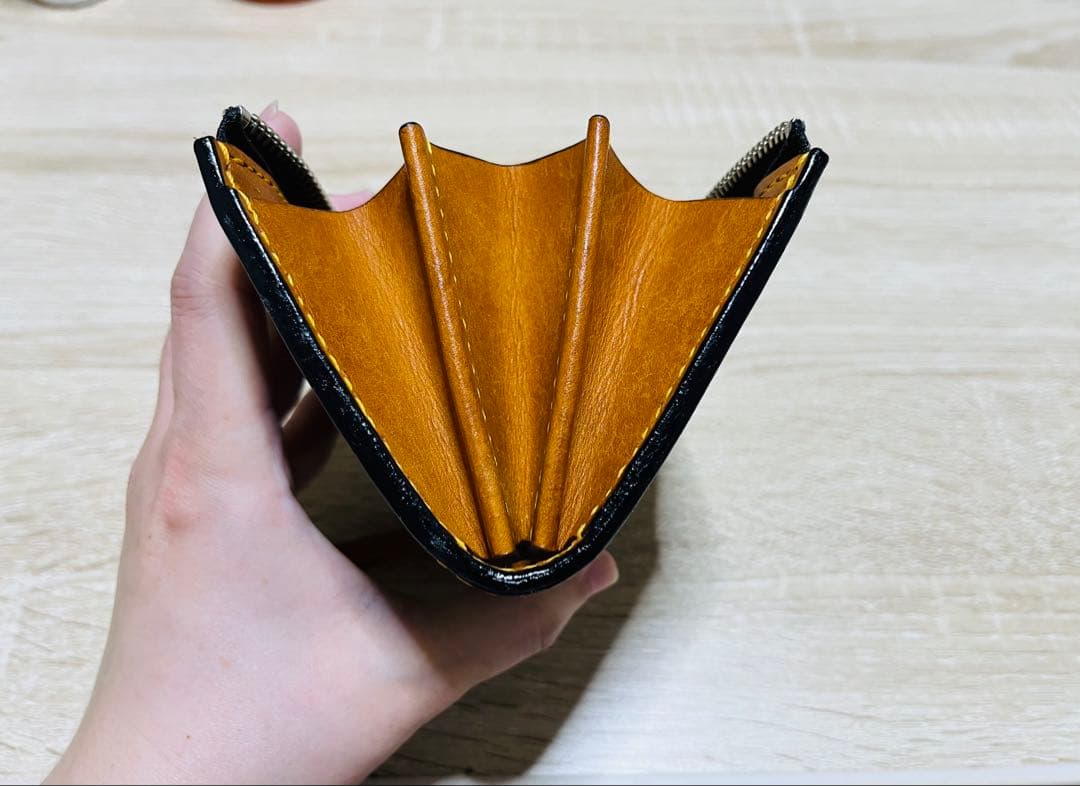 パッと見白いダークブラウン×オルモ（山吹色）のL字ファスナーウォレット