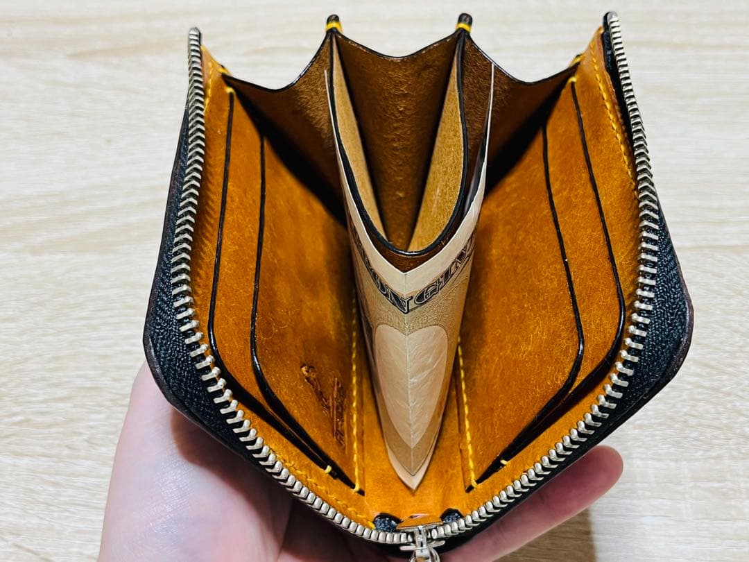 パッと見白いダークブラウン×オルモ（山吹色）のL字ファスナーウォレット