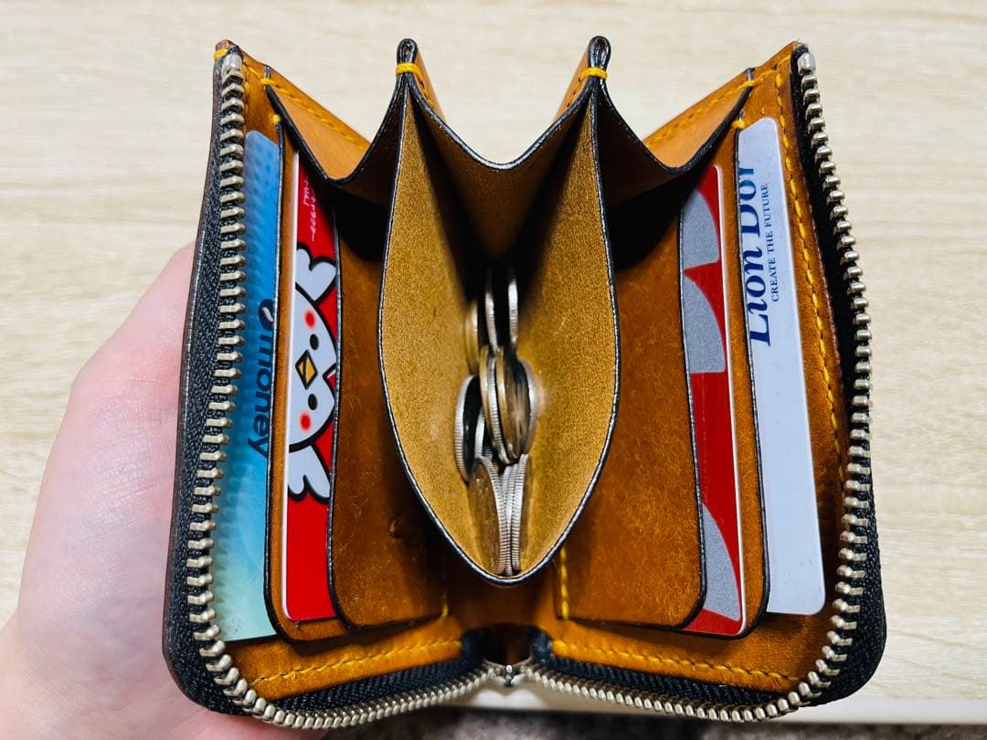 パッと見白いダークブラウン×オルモ（山吹色）のL字ファスナーウォレット