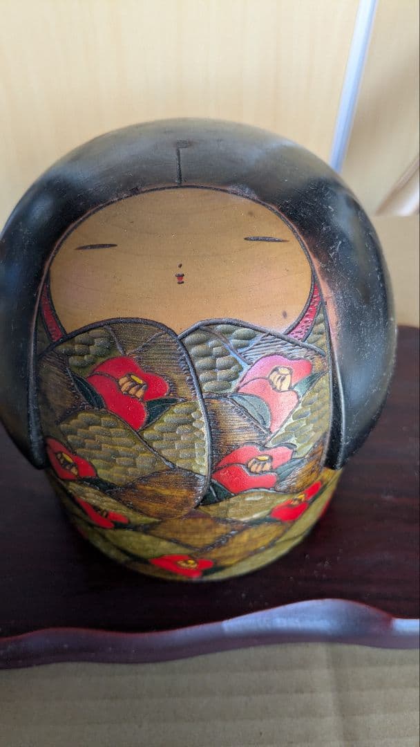 山椿　 宮部ふみを　赤い花模様のこけし　台座付き