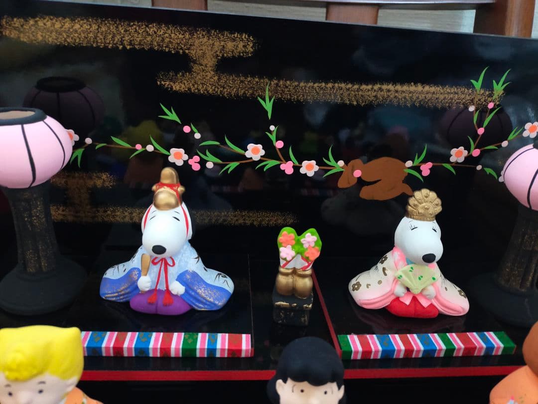 スヌーピーのカラフルな雛人形セット