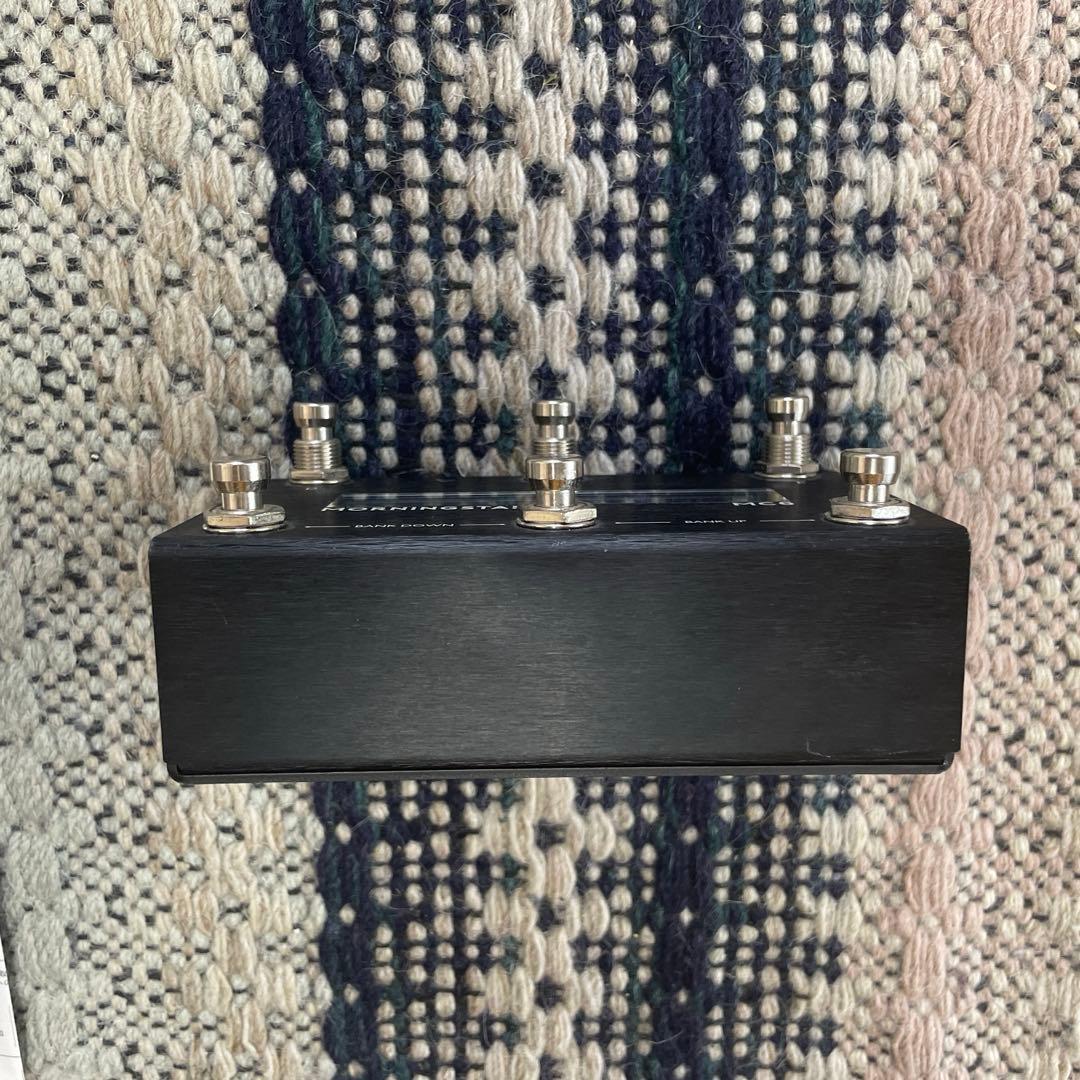 益子の作家、宮澤章さんの土色の渋い色合いが花を引き立てる深い味わい