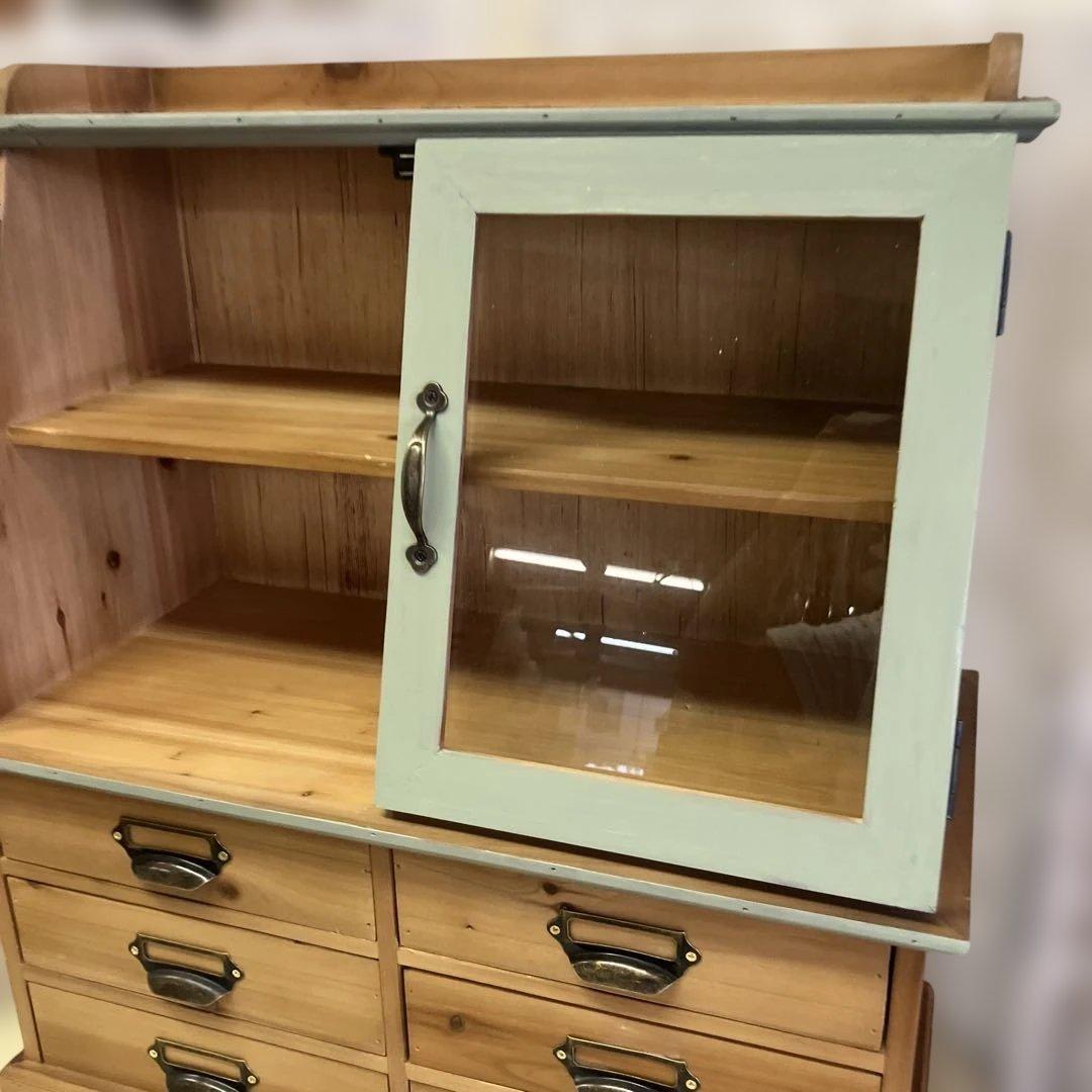 アンティークなガラス扉のキャビネット6ドロワー ミントグリーン木製