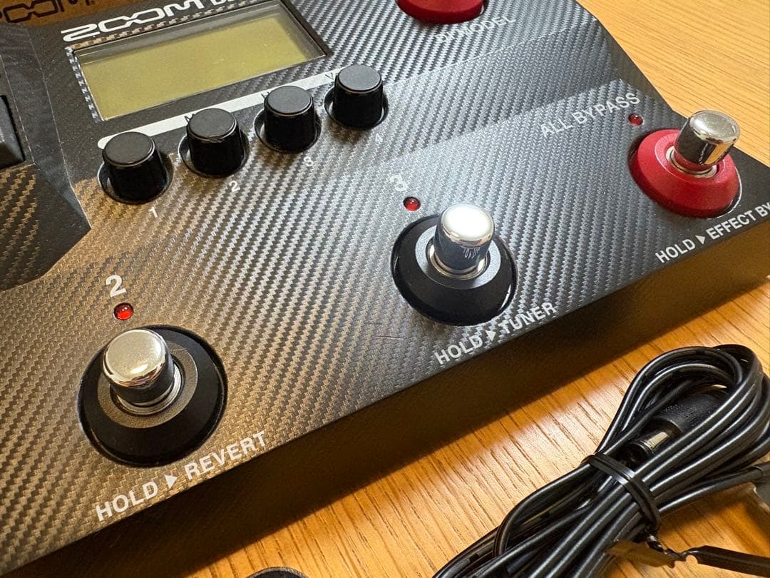 美品　ZOOM マルチエフェクター B2 FOUR ベースエフェクター　ズーム