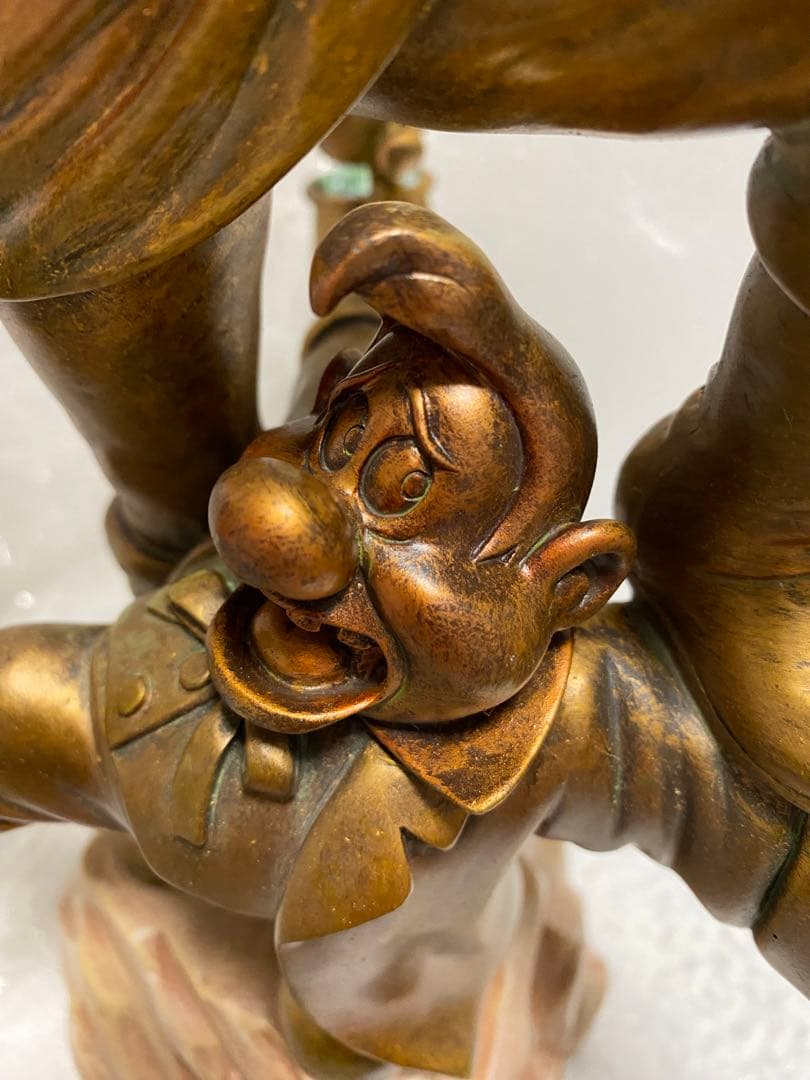 USディズニー 美女と野獣 ガストン ルフゥ 噴水 像 フィギュア