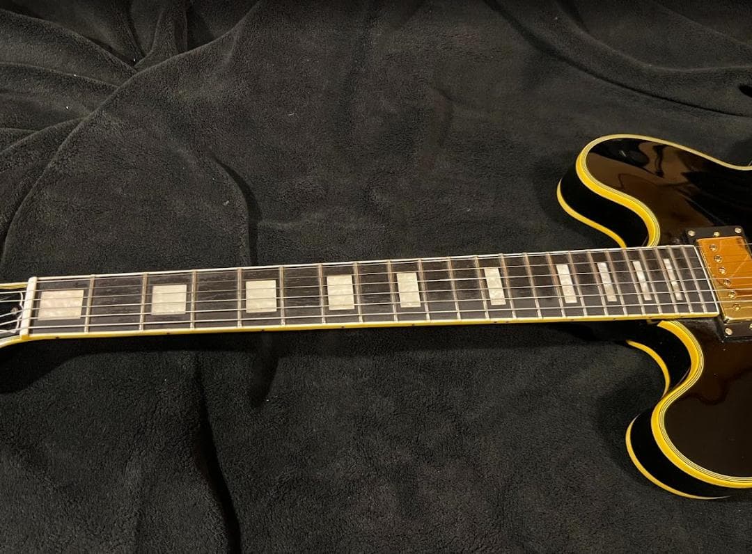 ノーブランドES335タイプセミホロウ（fホール無し）ギター傷多め