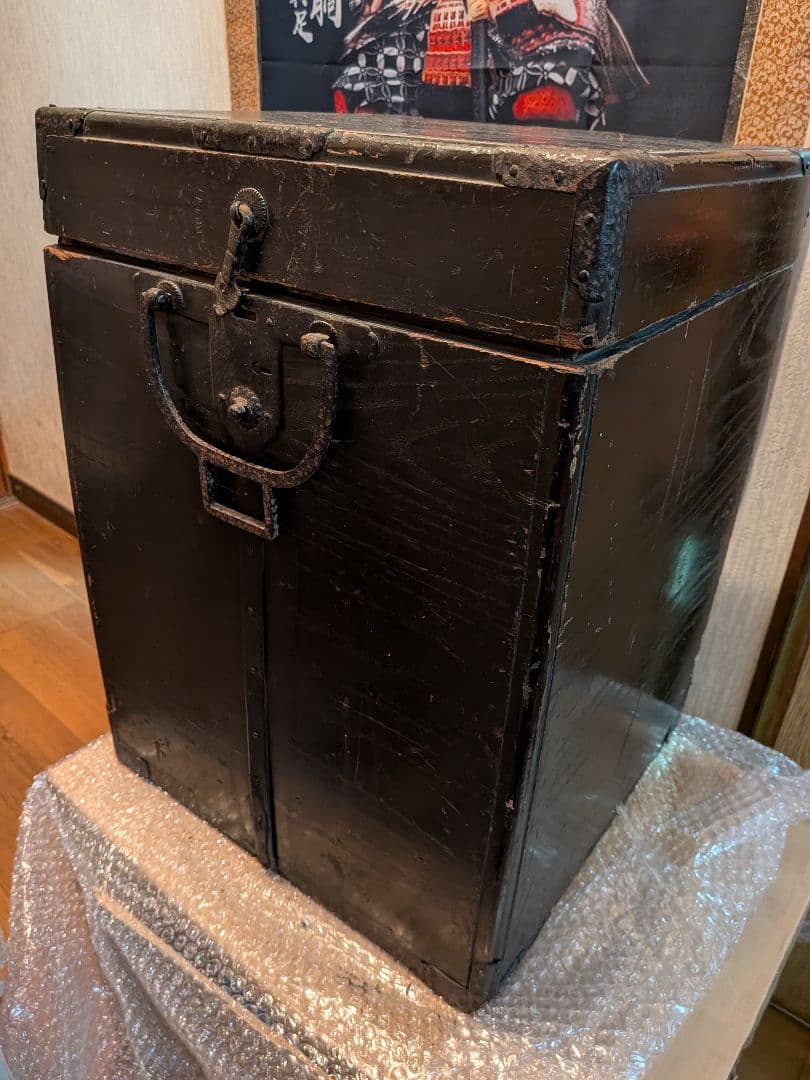 戦国末期〜江戸時代中期頃時代本歌武家着用実戦鎧凄まじい迫力鉄地鎧胴袖鎧櫃付当時物