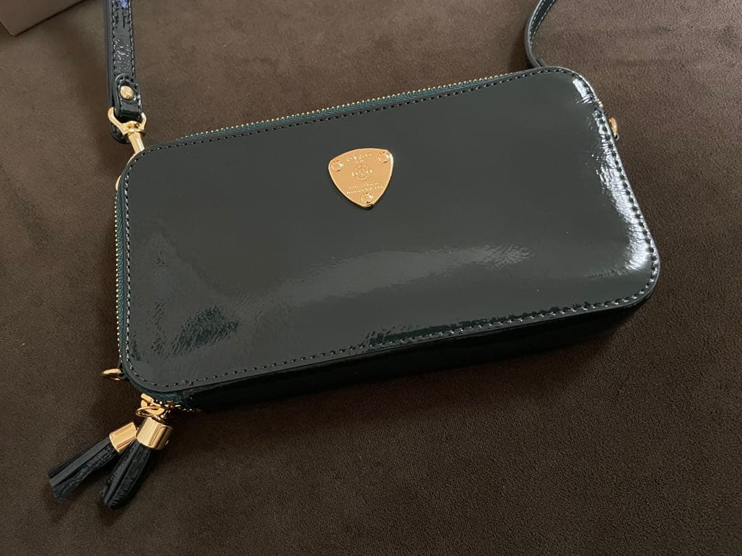 極美品ATAO スマホショルダーバック　アミュレット　ダークグリーン　ゴールド