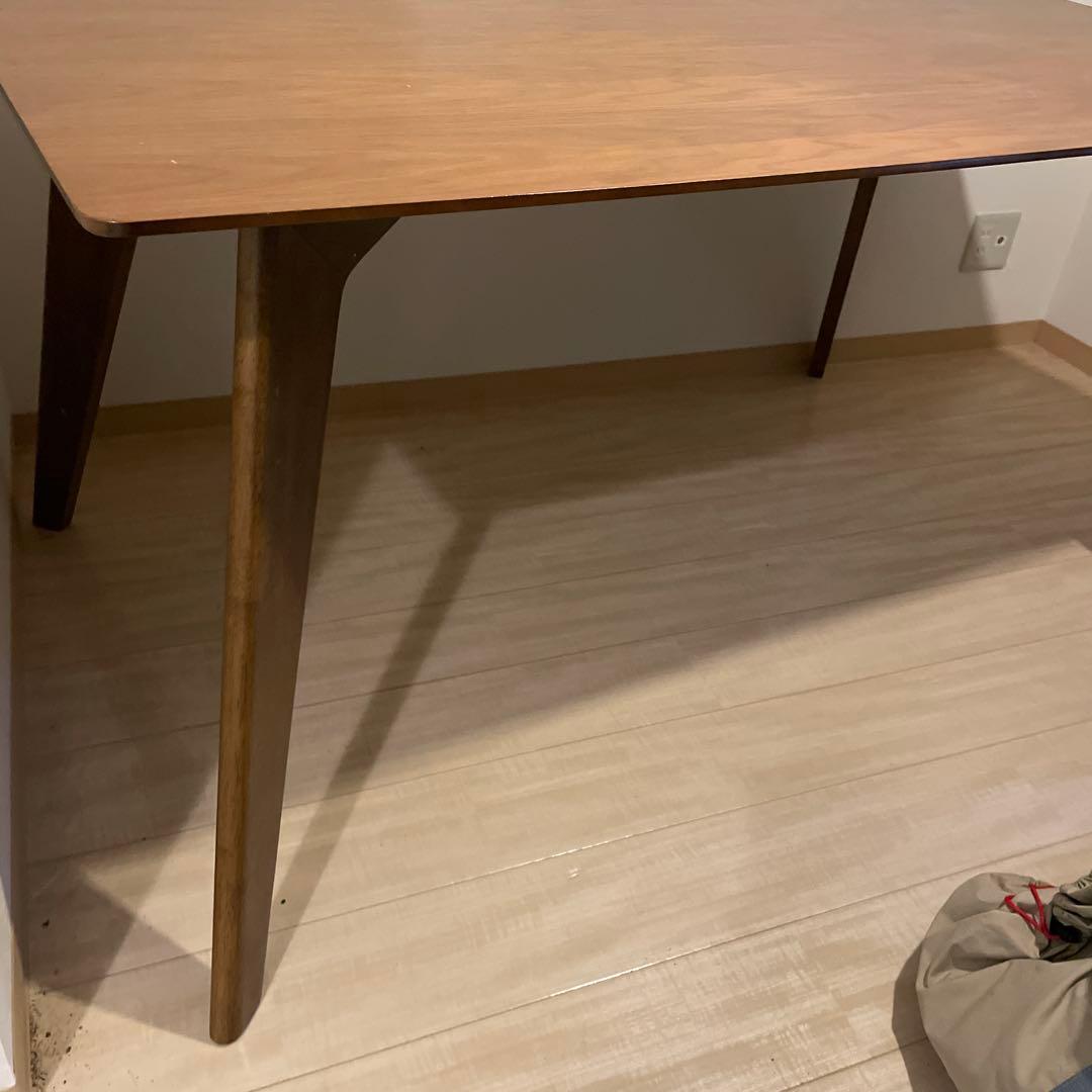 ブラウン木製ダイニングテーブル 大きめ