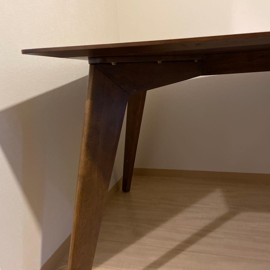 ブラウン木製ダイニングテーブル 大きめ