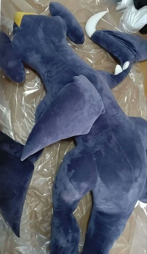 【商品名】大きなガブリアスクッション マッハポケモン「ガブリアス」が大きなクッション(全長約1.6m)になって