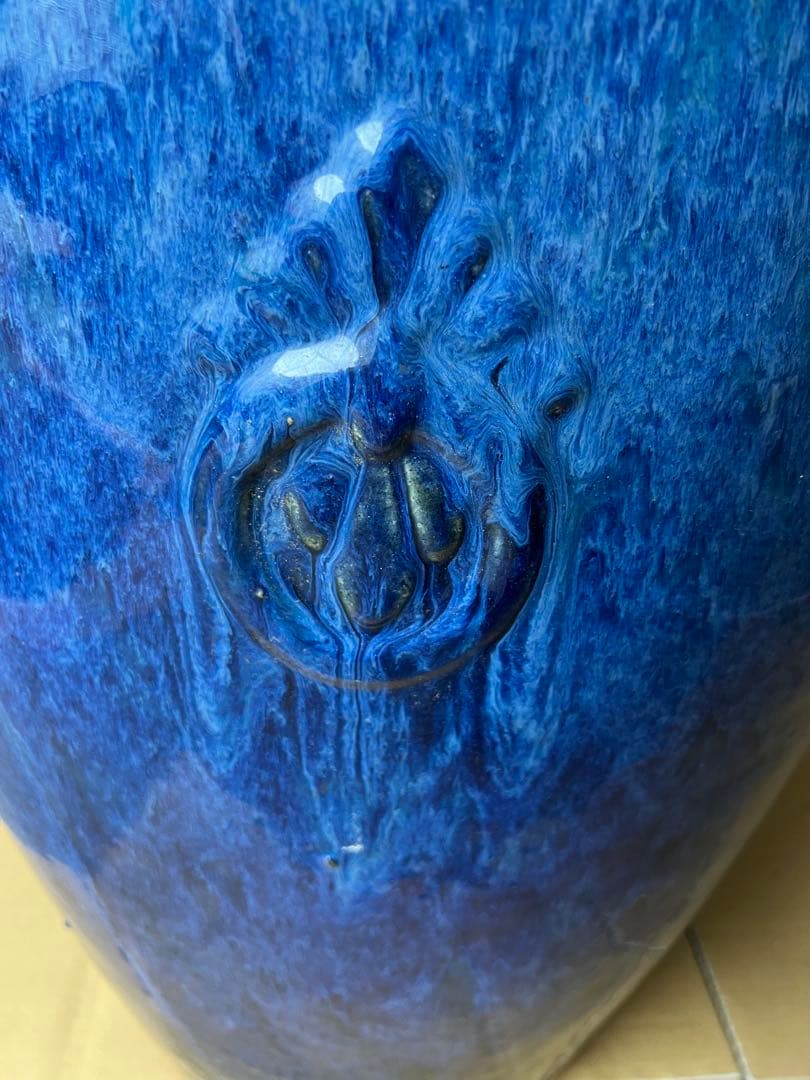 青い陶器の円筒形花瓶