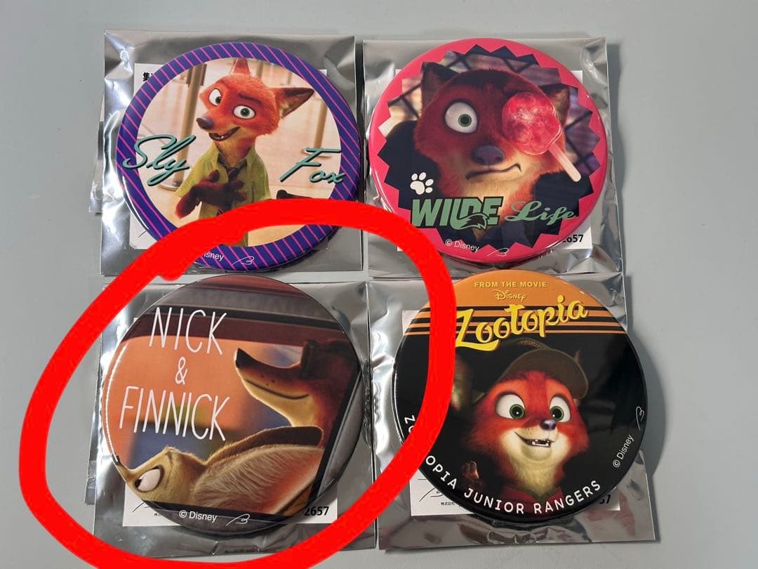 希少 ディズニー ズートピア ニック&フィニック スタンド付缶バッジ
