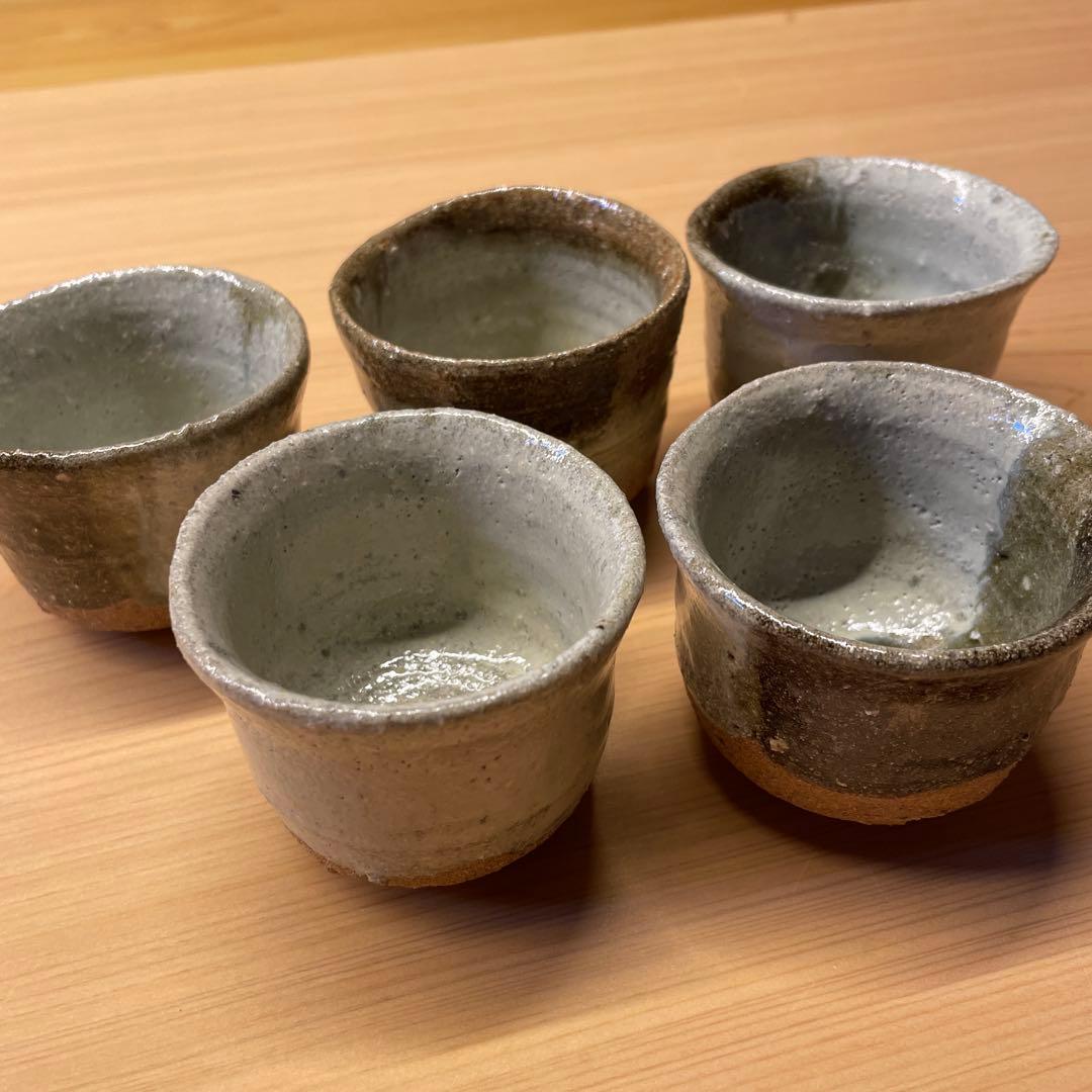 西岡良弘　唐津ぐい呑　５客 小次郎窯　父 西岡小十　共箱あり　朝鮮唐津　班唐津