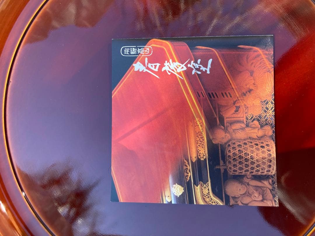 漆器 伝統的な赤色の丸型盆