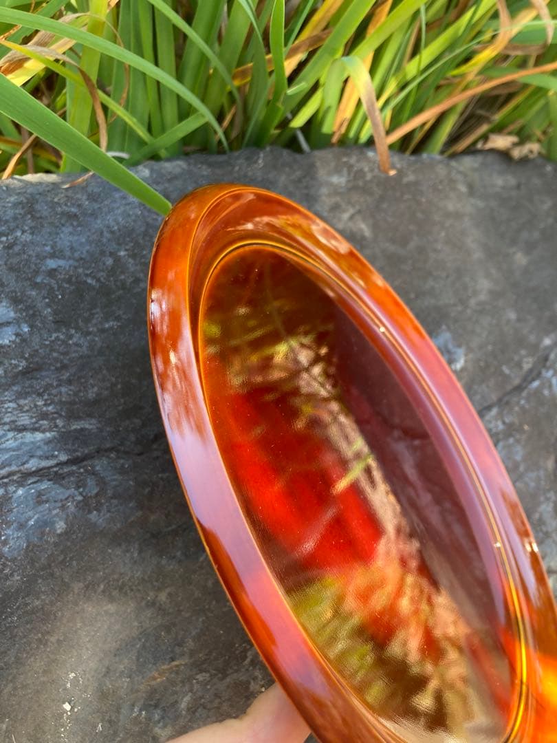 漆器 伝統的な赤色の丸型盆