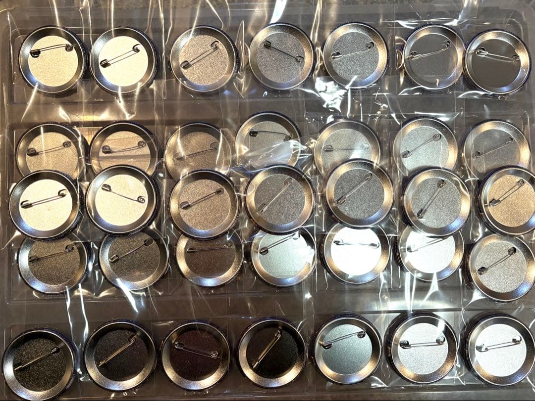 エルヴィン 缶バッジ35点セット 進撃の巨人 カラオケ まねきねこ