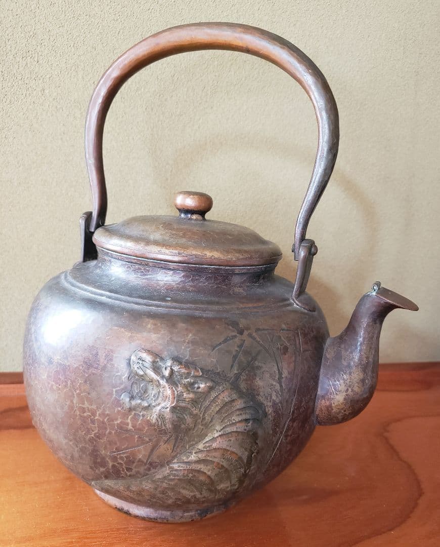 No216　大正・昭和期の 虎に不二図 の銅製 やかん(水注) No216大正・昭和期の 虎に不二図 の銅製 やかん(水注)