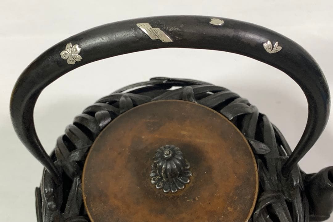 金龍堂造 高肉彫菊花文 鉄瓶 銀象嵌持手 蓋つまみ純銀