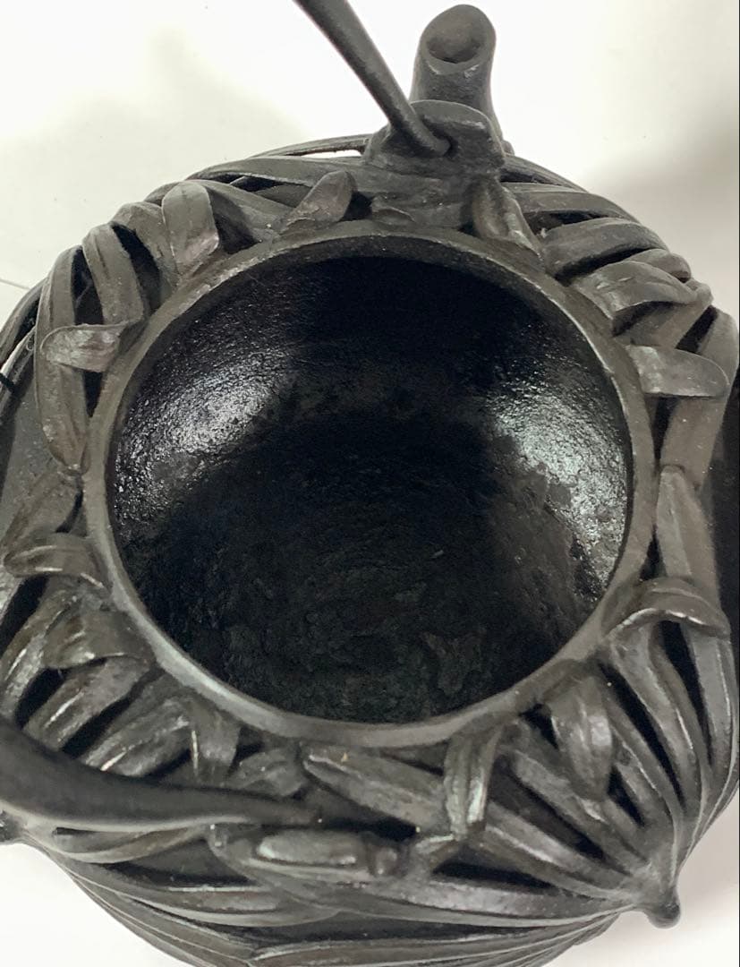 金龍堂造 高肉彫菊花文 鉄瓶 銀象嵌持手 蓋つまみ純銀