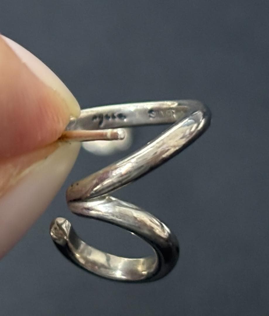 agete アガット シルバー刻印 ツイストデザイン ピアス - メルカリ