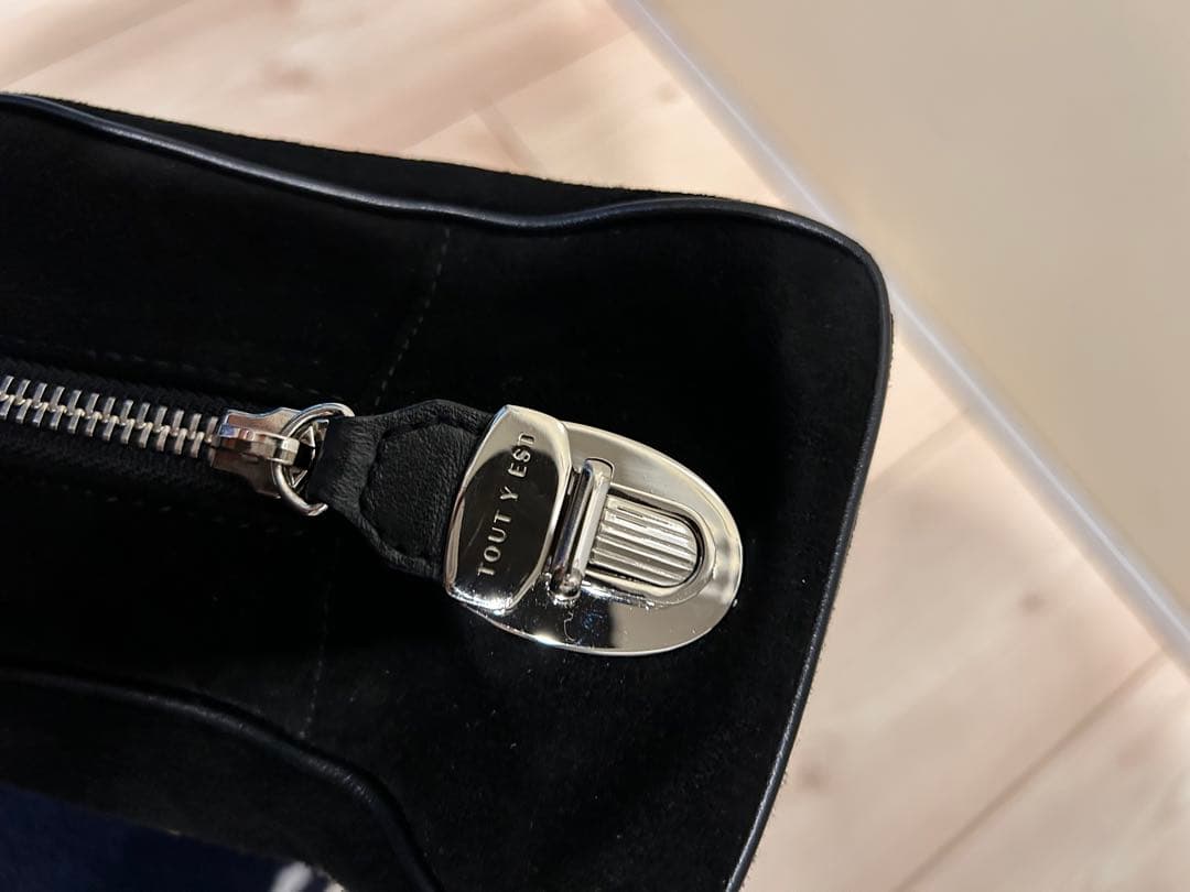 TOUT Y ESTトゥティエ 黒 スエード SAC LOQUET ロケバッグ